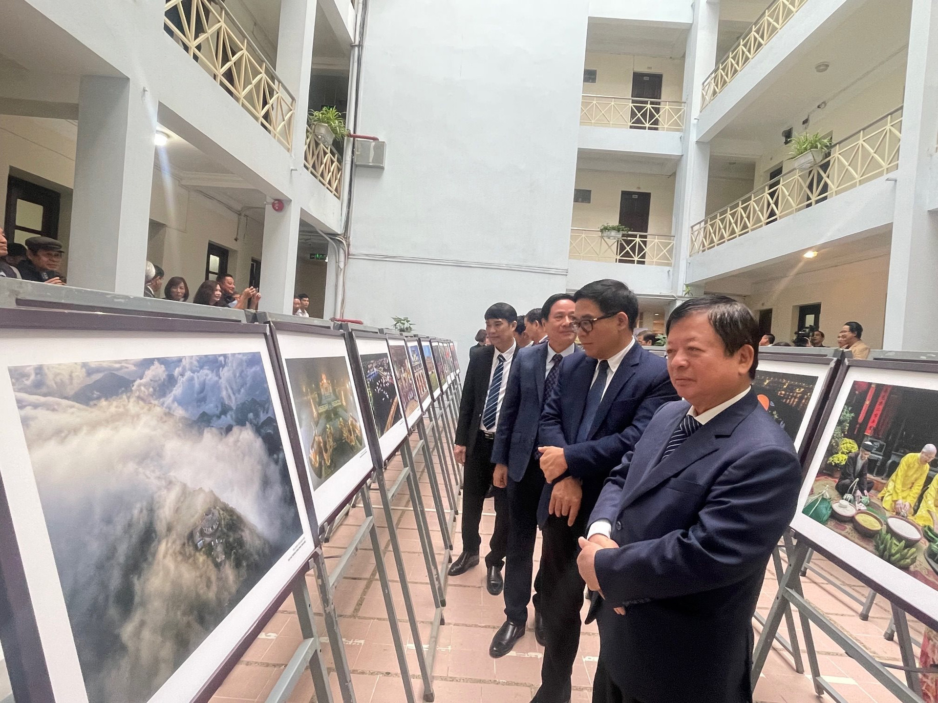Trưng bày ảnh “Chung một cơ đồ Việt Nam”
