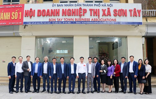 Lãnh đạo thị xã Sơn Tây thăm, chúc tết, động viên các đơn vị doanh nghiệp