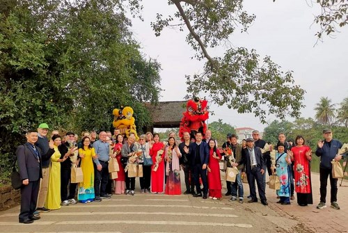 Làng cổ Đường Lâm đón đoàn khách du lịch quốc tế “xông đất” đầu năm Giáp Thìn 2024