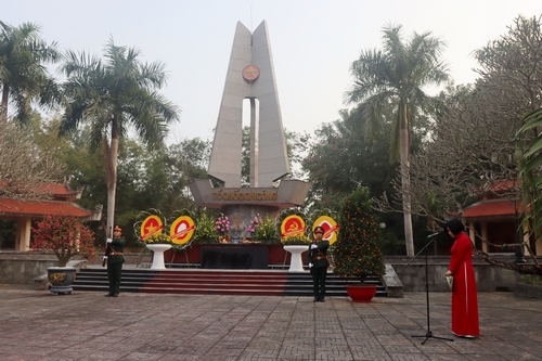 Lãnh đạo thị xã Sơn Tây viếng Nghĩa trang liệt sỹ thị xã nhân dịp Tết Nguyên đán Giáp Thìn 2024