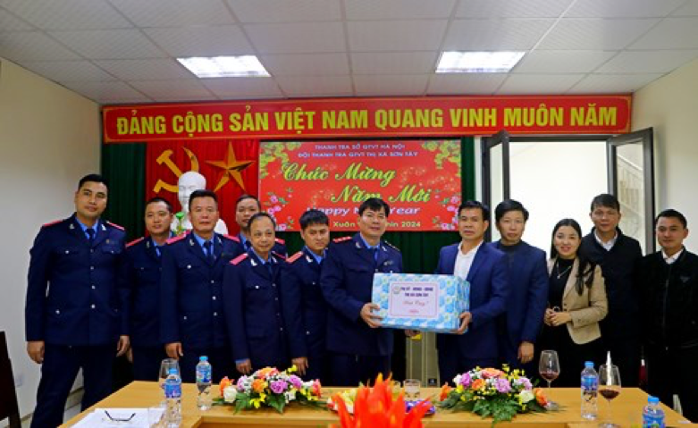 Lãnh đạo thị xã Sơn Tây thăm, tặng quà các đơn vị trực Tết Nguyên đán Giáp Thìn 2024