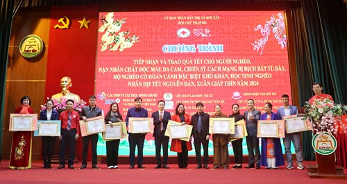 Chung tay sẻ chia cùng cộng đồng đón Tết an vui