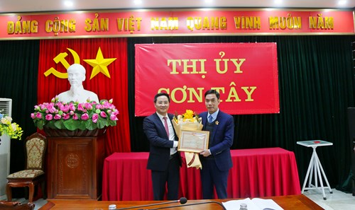 Phó Bí thư Thường trực Thị uỷ Sơn Tây nhận kỷ niệm chương “Vì sự nghiệp Tòa án” năm 2023