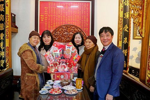Lãnh đạo thị xã Sơn Tây thăm, tặng quà các chức sắc tôn giáo Ban trị sự Giáo hội Phật giáo