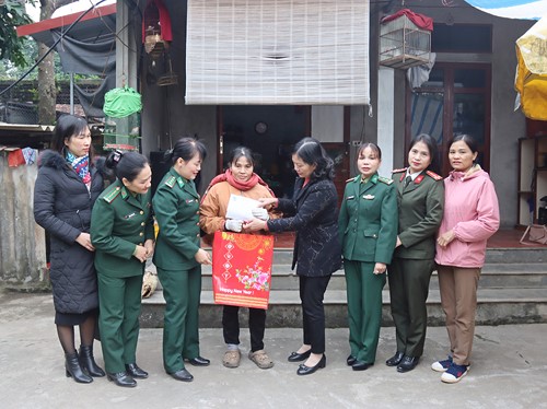 Mang Tết đến với những hội viên phụ nữ có hoàn cảnh khó khăn tại Sơn Tây