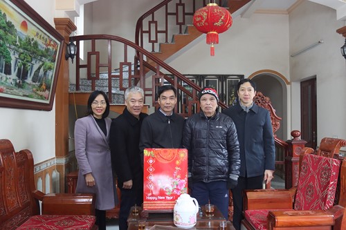 Lãnh đạo thị xã Sơn Tây thăm, tặng quà các gia đình chính sách dịp Tết Nguyên đán Giáp Thìn 2024