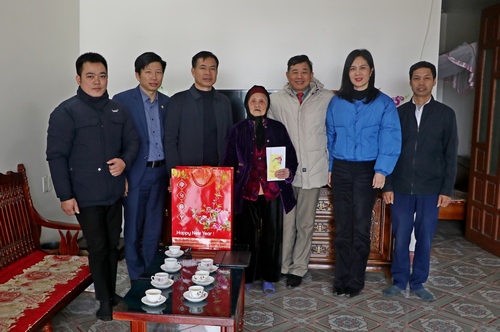 Chủ tịch UBND thị xã Sơn Tây thăm, tặng quà các gia đình chính sách, hộ nghèo