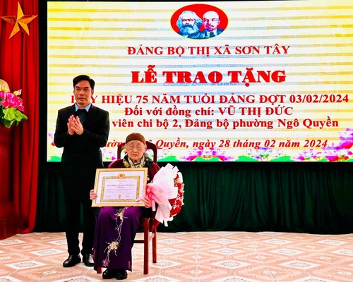 Phó Bí thư Thường trực Thị uỷ Sơn Tây trao Huy hiệu 75 năm tuổi Đảng tặng đảng viên