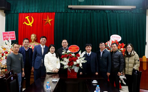 Lãnh đạo thị xã Sơn Tây chúc mừng đội ngũ y, bác sỹ nhân Ngày Thầy thuốc Việt Nam
