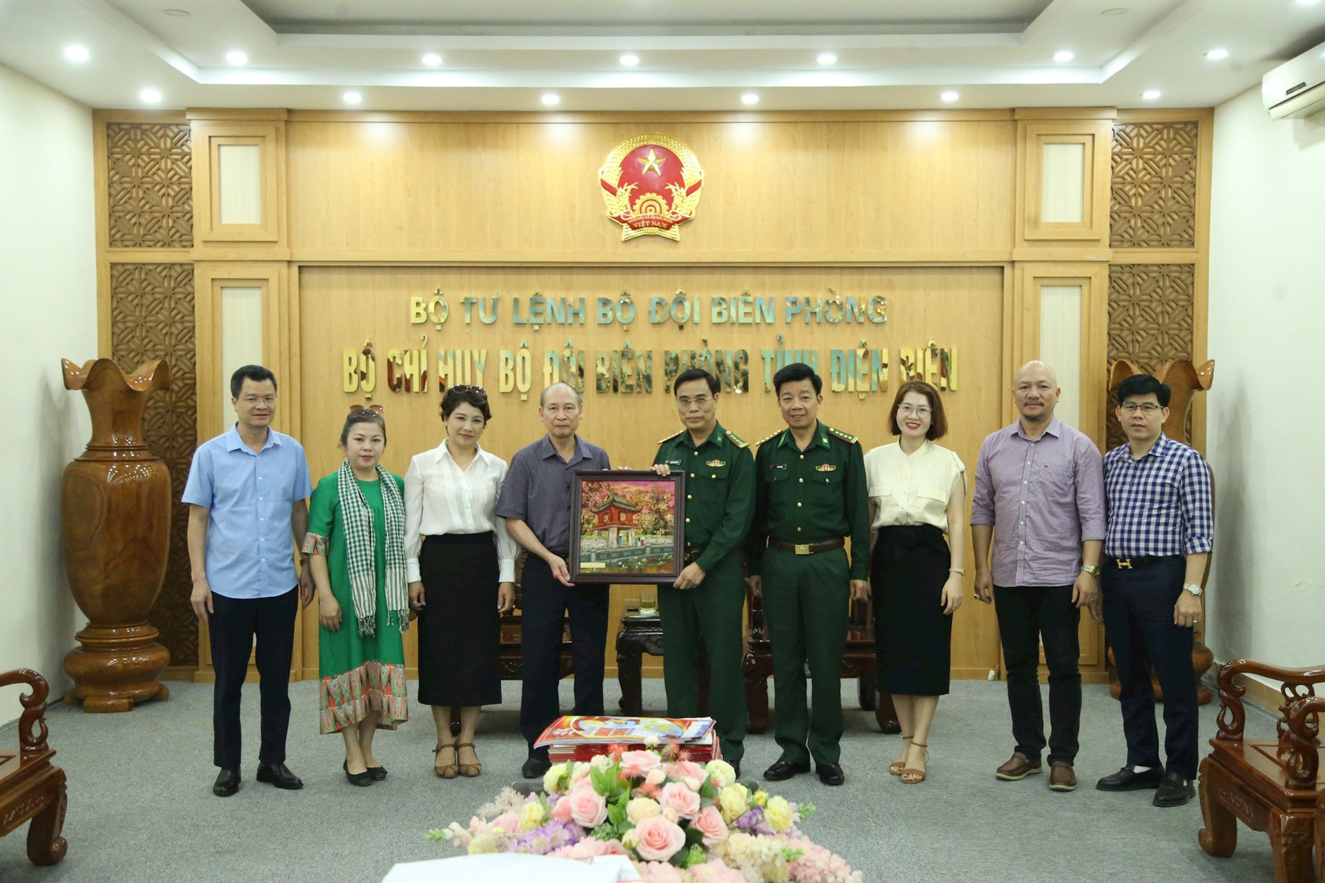 Hội Nhà báo thành phố Hà Nội thăm Bộ Chỉ huy Bộ đội Biên phòng Điện Biên