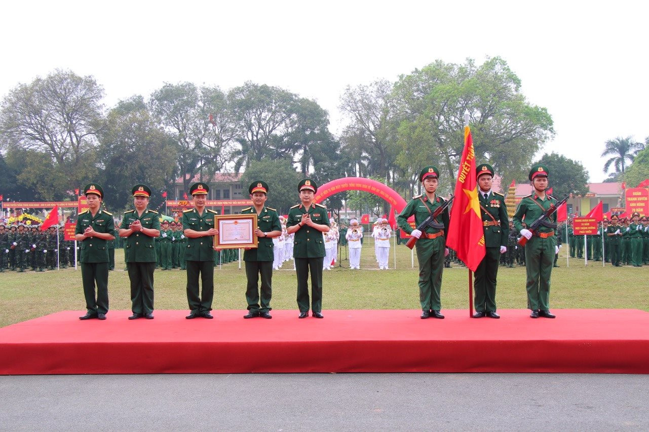 Trung đoàn 692 nhận Huân chương Bảo vệ Tổ quốc