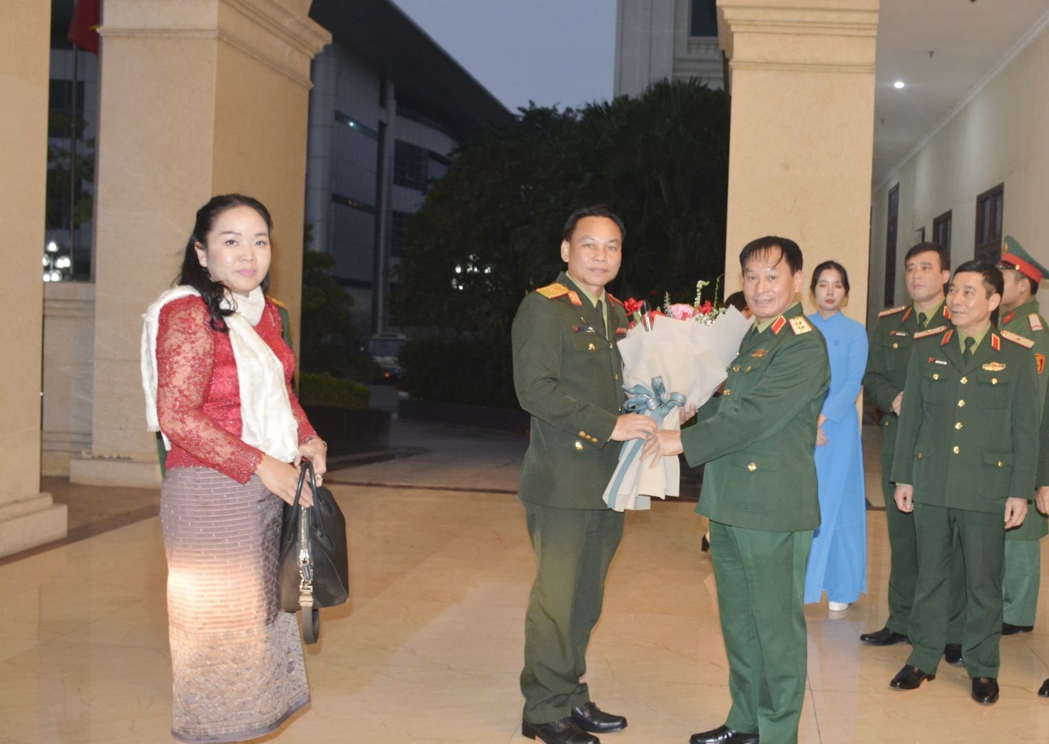 Đoàn các gia đình cán bộ Bộ CHQS Thủ đô Viêng Chăn thăm, chúc Tết Bộ Tư lệnh Thủ đô Hà Nội