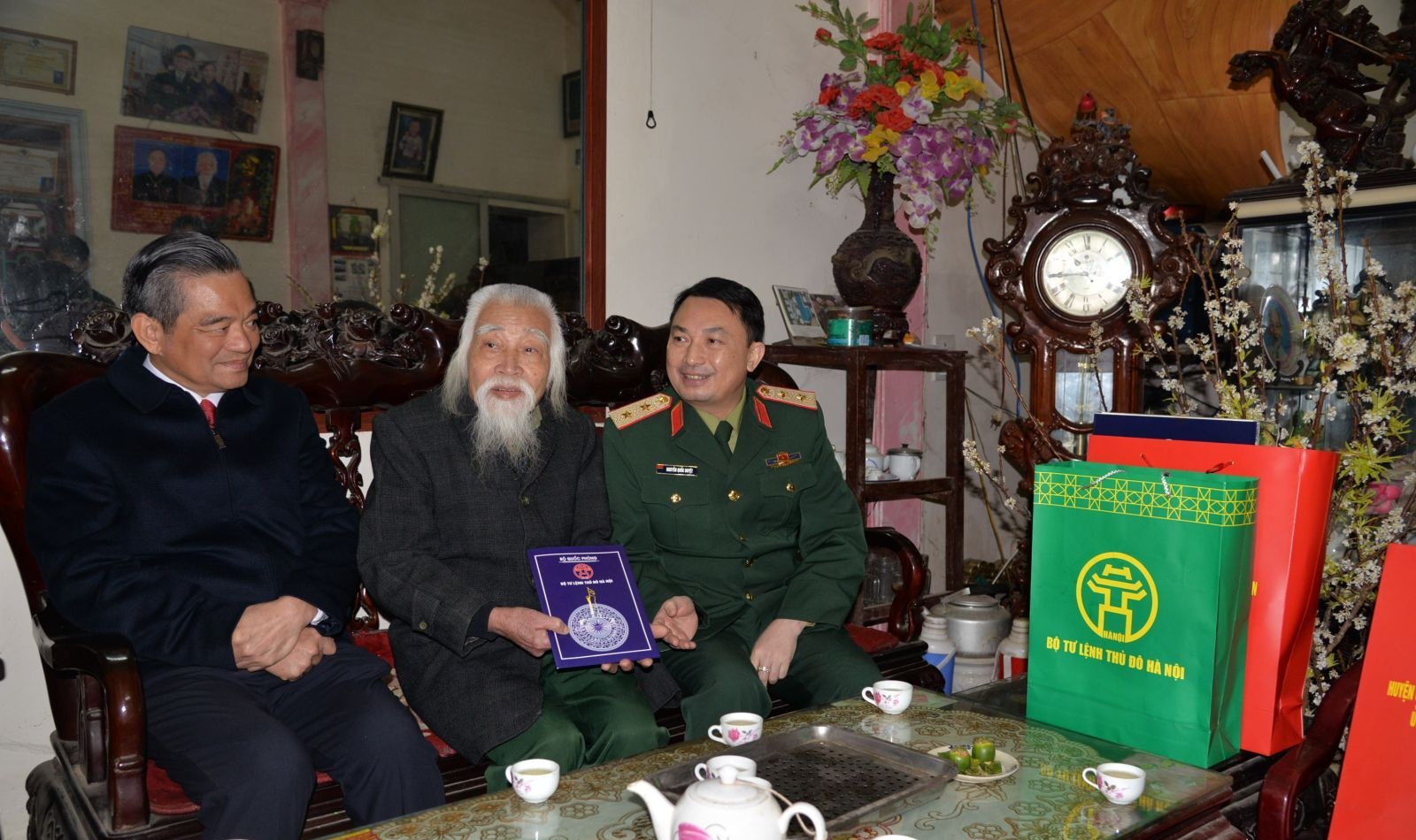 Thăm, chúc Tết đối tượng chính sách, người có hoàn cảnh khó khăn trên địa bàn huyện Ba Vì