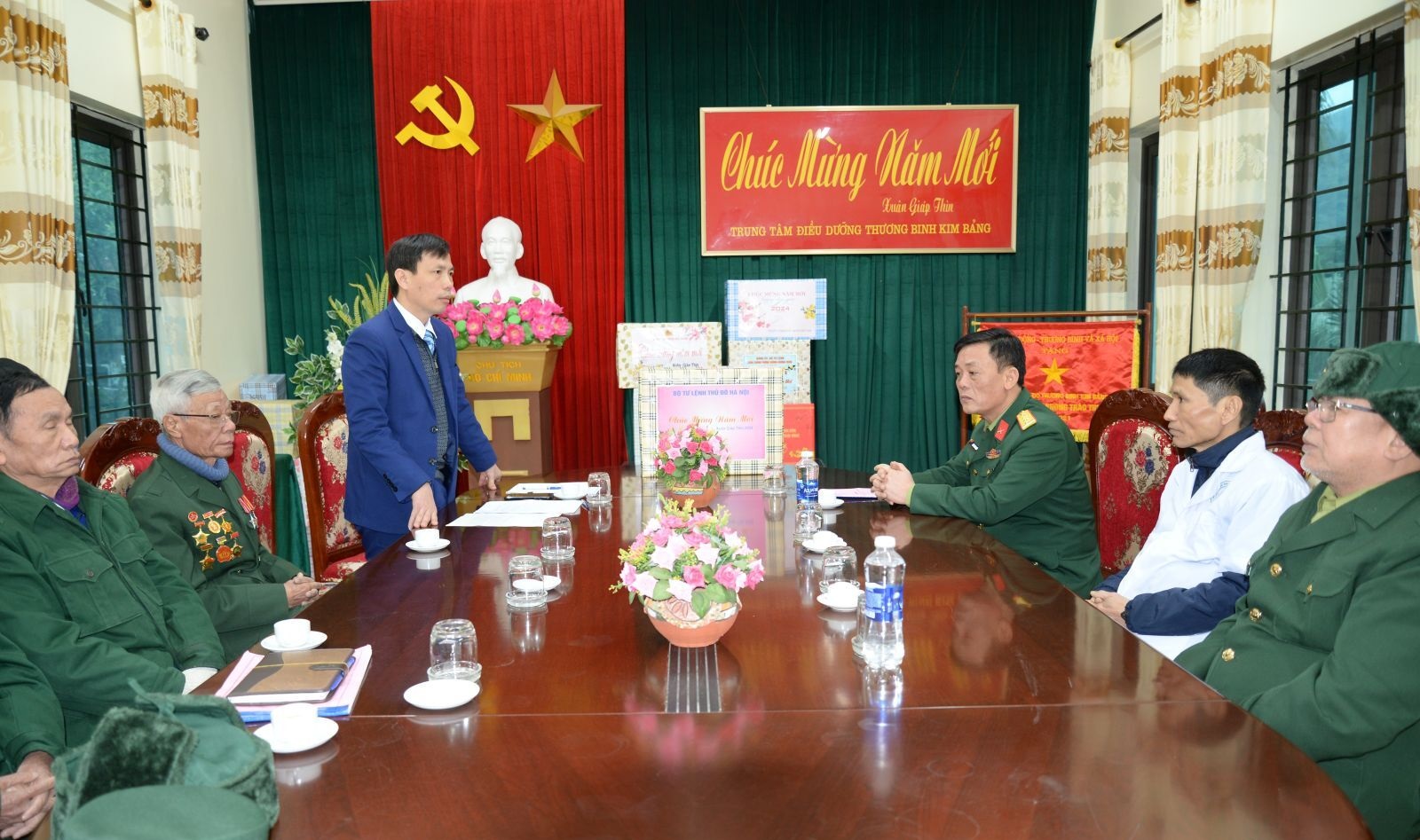 Phó Tư lệnh kiêm Tham mưu trưởng Bộ Tư lệnh Thủ đô thăm, tặng quà Trung tâm Điều dưỡng thương binh Kim Bảng, Hà Nam thương 