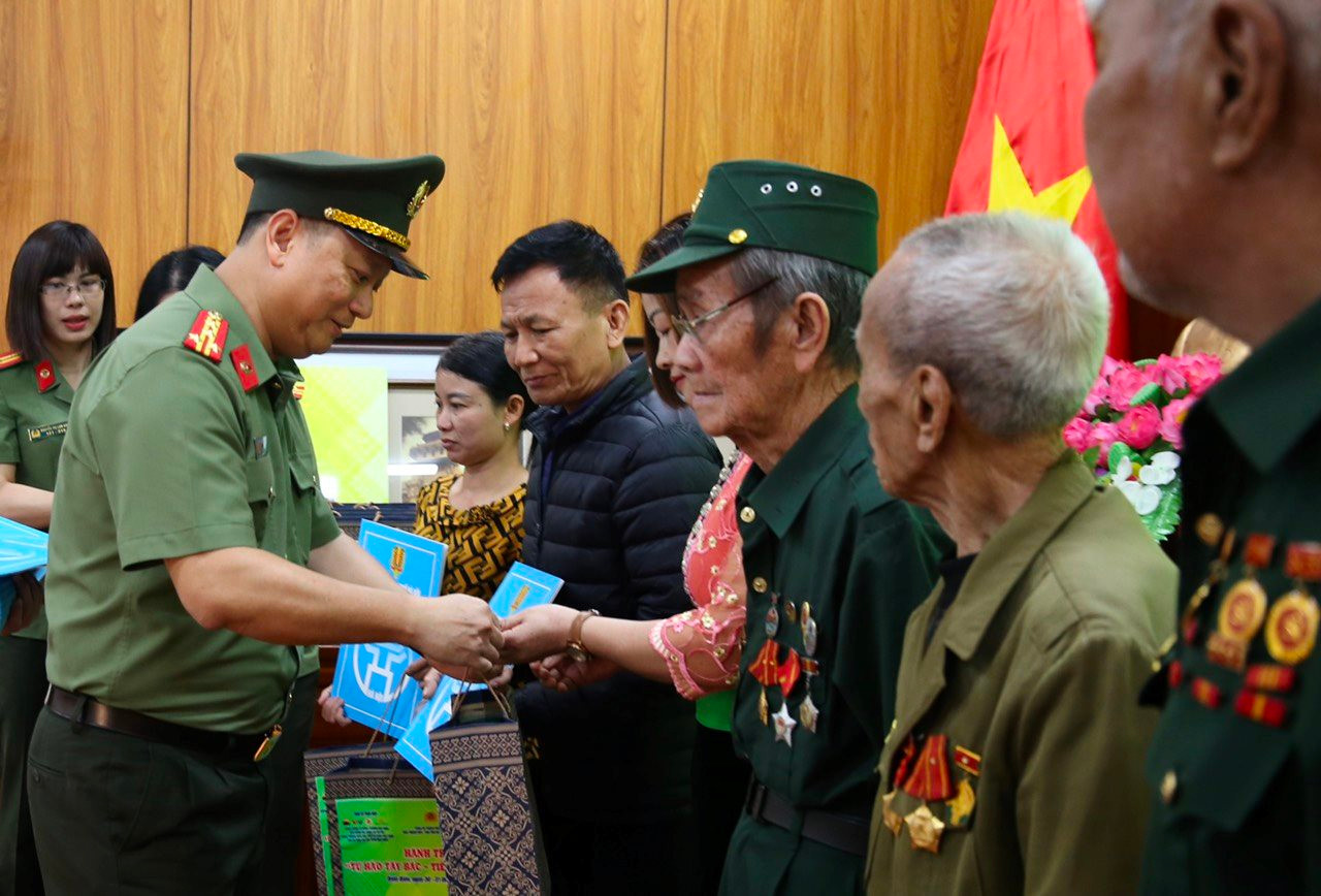 Công an Hà Nội “về nguồn Tự hào Tây Bắc - Tiếp bước Cha anh" thăm hỏi nhân dân Điện Biên