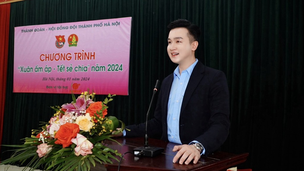 "Mang yêu thương, trao nụ cười" cho thiếu nhi có hoàn cảnh khó khăn huyện Ba Vì, Thạch Thất