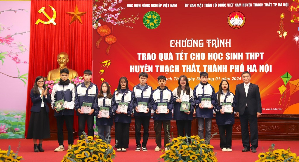 Mang Tết ấm áp đến với học sinh nghèo huyện Thạch Thất