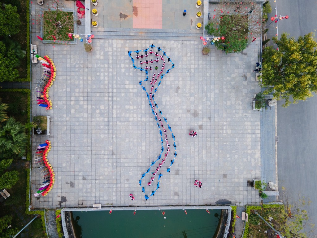 Đoàn viên, thanh niên xã Dương Xá (huyện Gia Lâm): Xếp hình bản đồ Việt Nam chào mừng Đại hội Hội LHTN các cấp