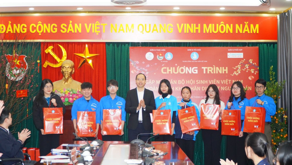 Mang Tết ấm đến với cán bộ Đoàn - Hội có hoàn cảnh khó khăn