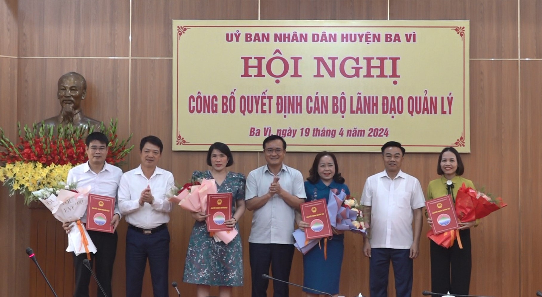 UBND huyện Ba Vì: Công bố các quyết định về công tác cán bộ
