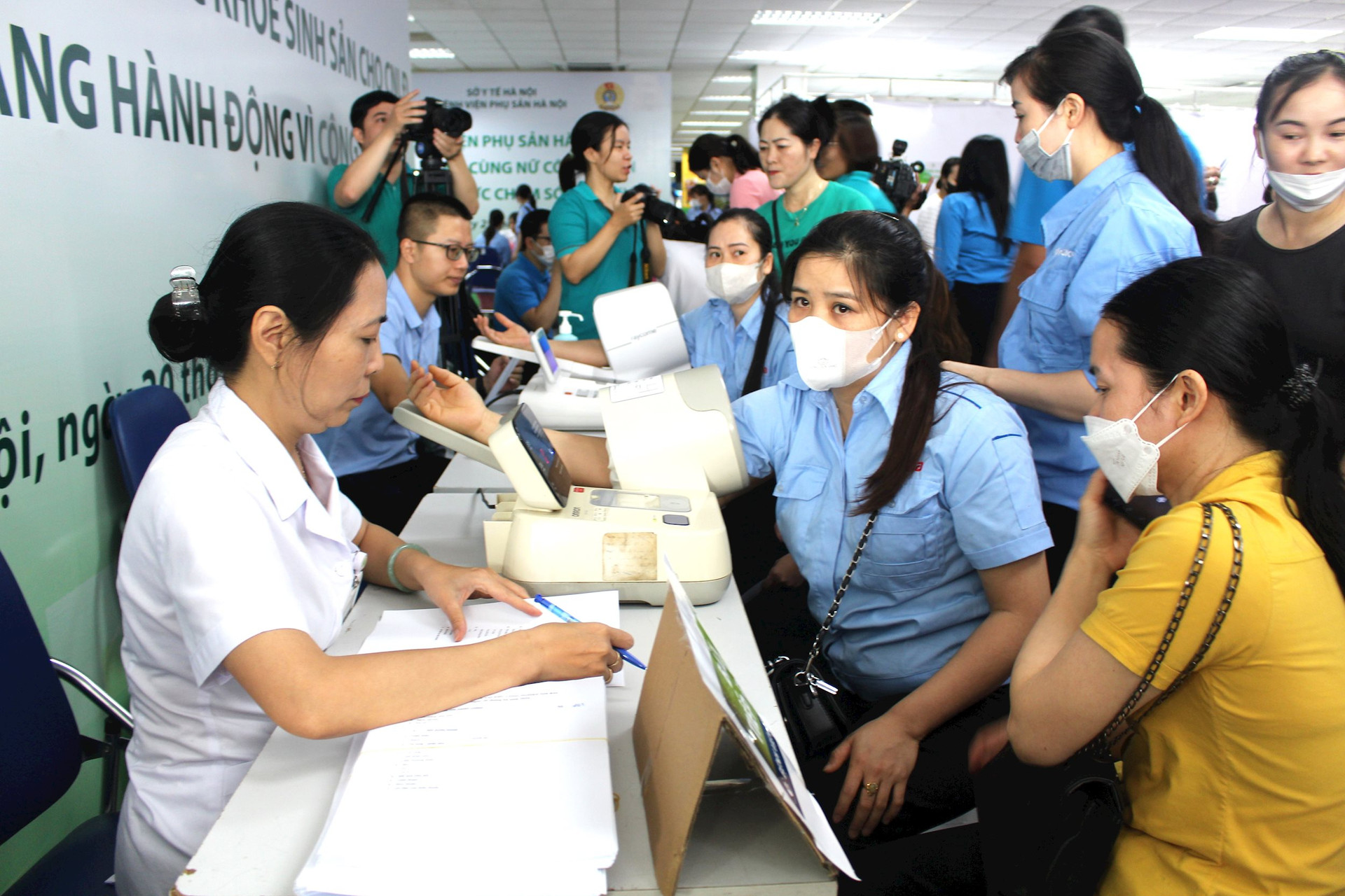 Khám sức khỏe miễn phí cho 600 nữ công nhân, lao động