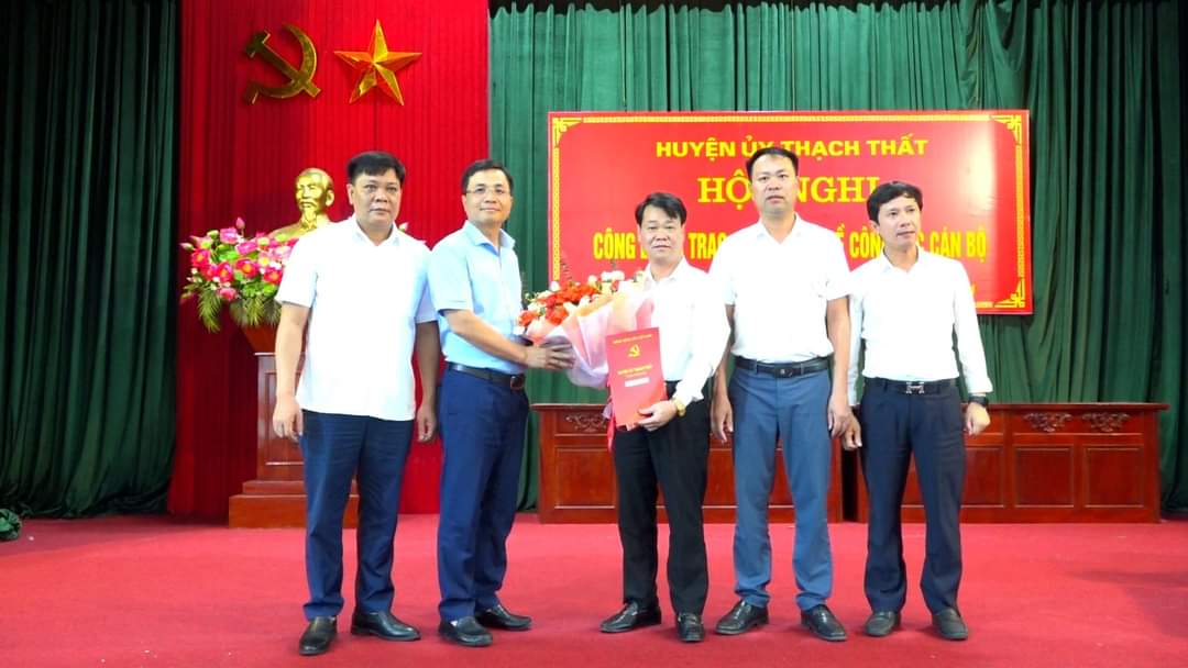 Công bố quyết định về công tác cán bộ của Ban Thường vụ Huyện ủy Thạch Thất