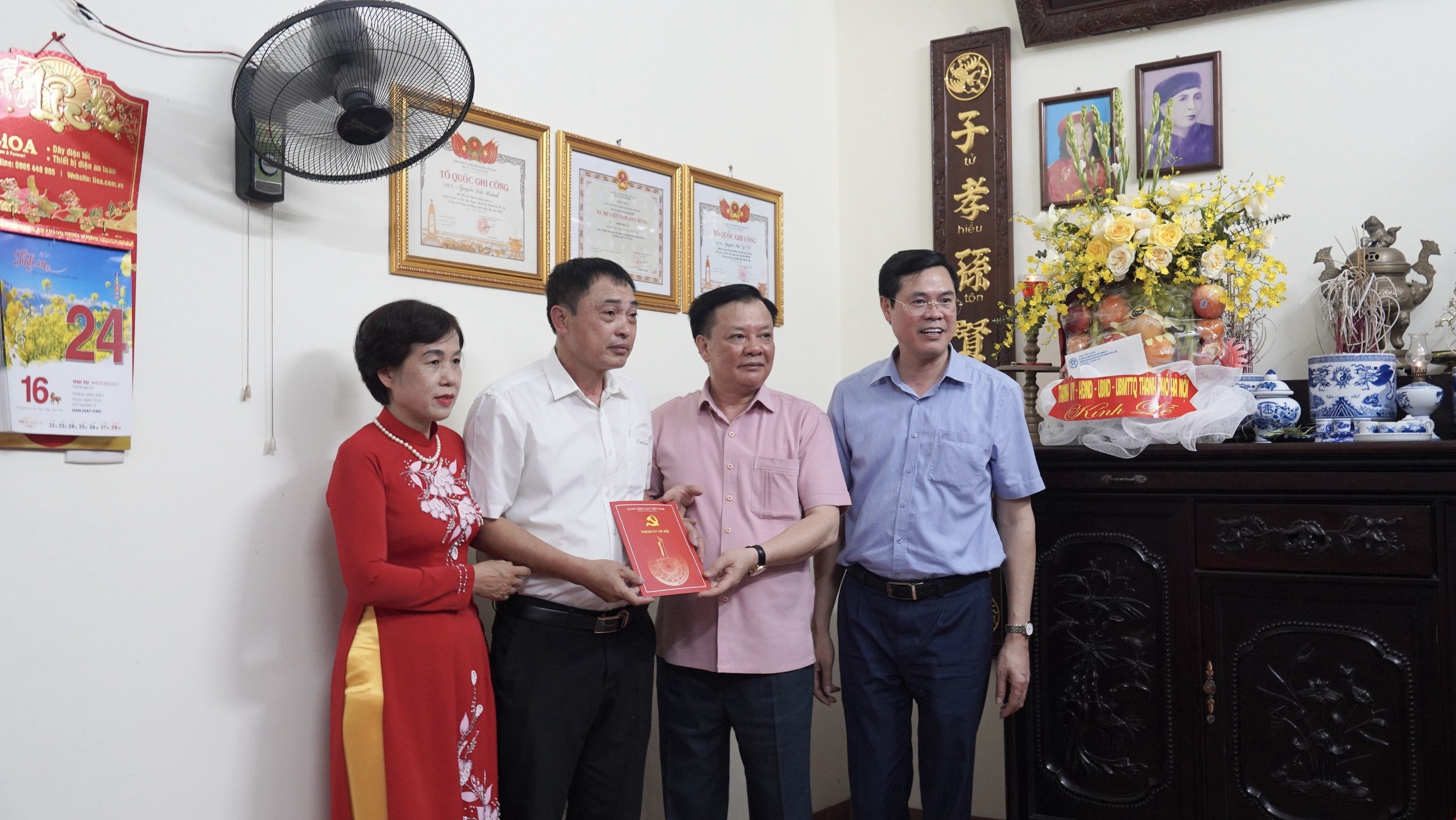 Bí thư Thành ủy Đinh Tiến Dũng thăm, tặng quà thân nhân liệt sĩ và chiến sĩ Điện Biên quận Hoàng Mai