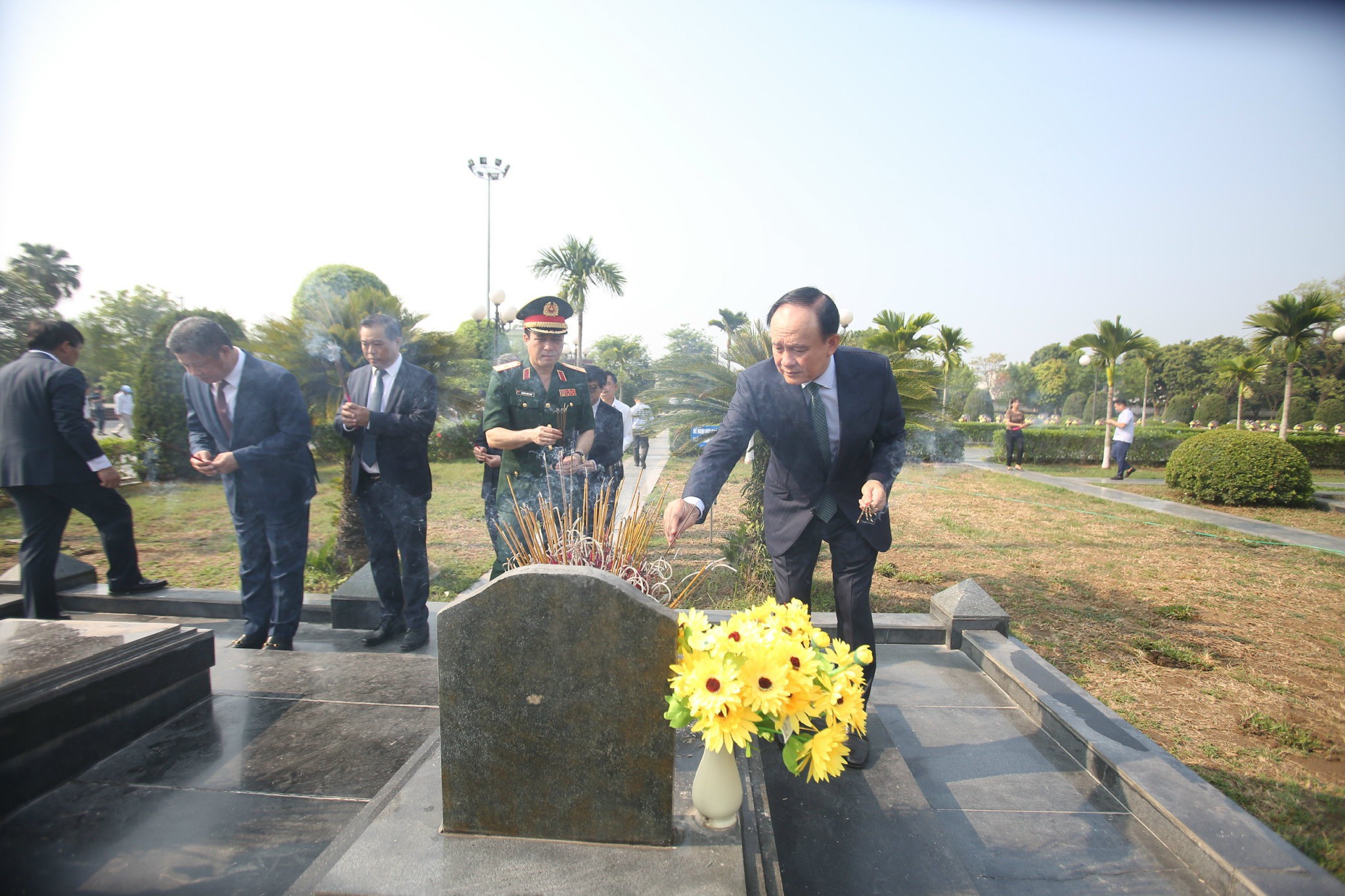 Lãnh đạo thành phố Hà Nội dâng hương tưởng niệm các Anh hùng liệt sĩ tại tỉnh Điện Biên