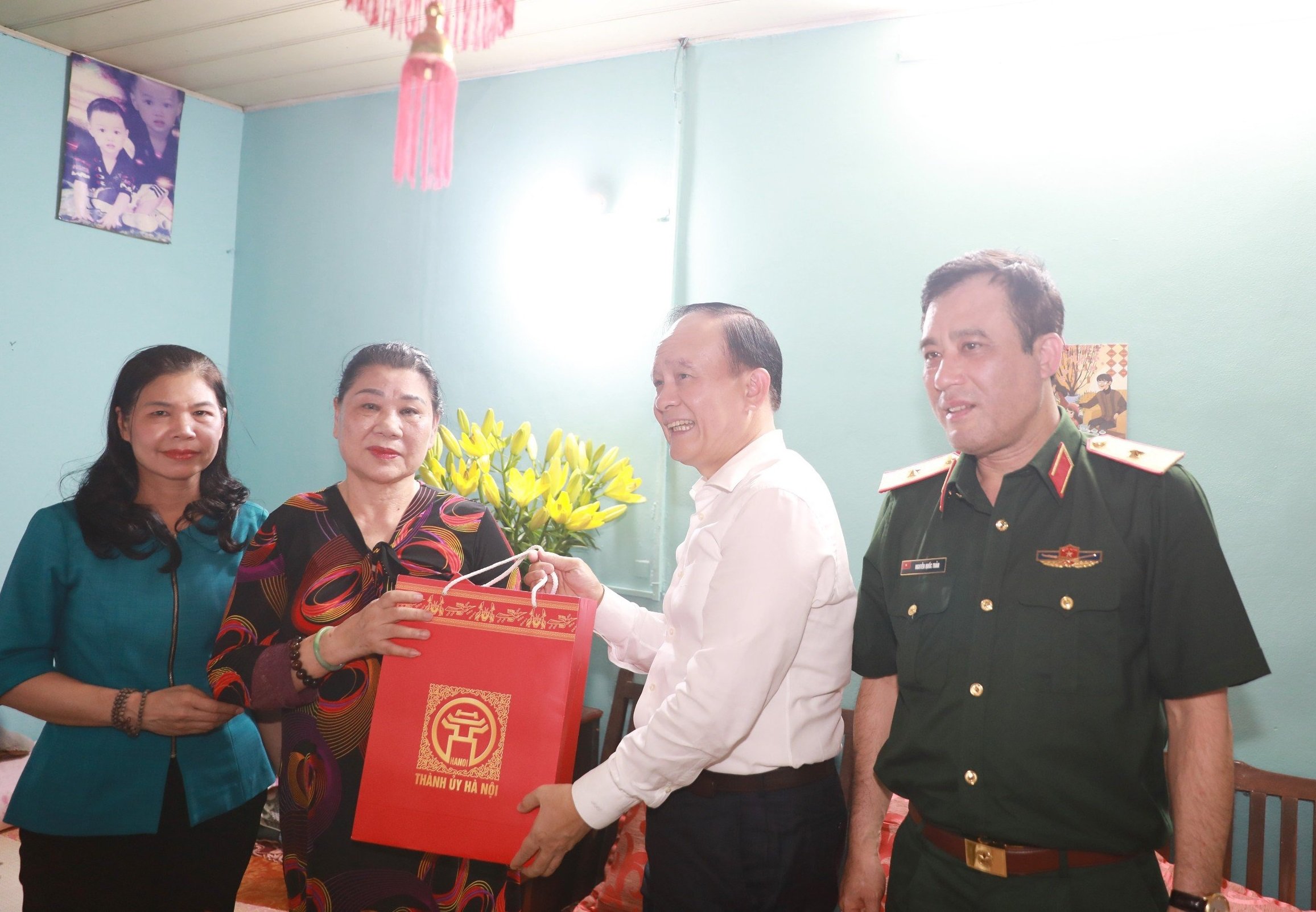 Chủ tịch HĐND thành phố Nguyễn Ngọc Tuấn thăm hỏi, tặng quà tri ân thân nhân liệt sĩ, chiến sĩ Điện Biên 