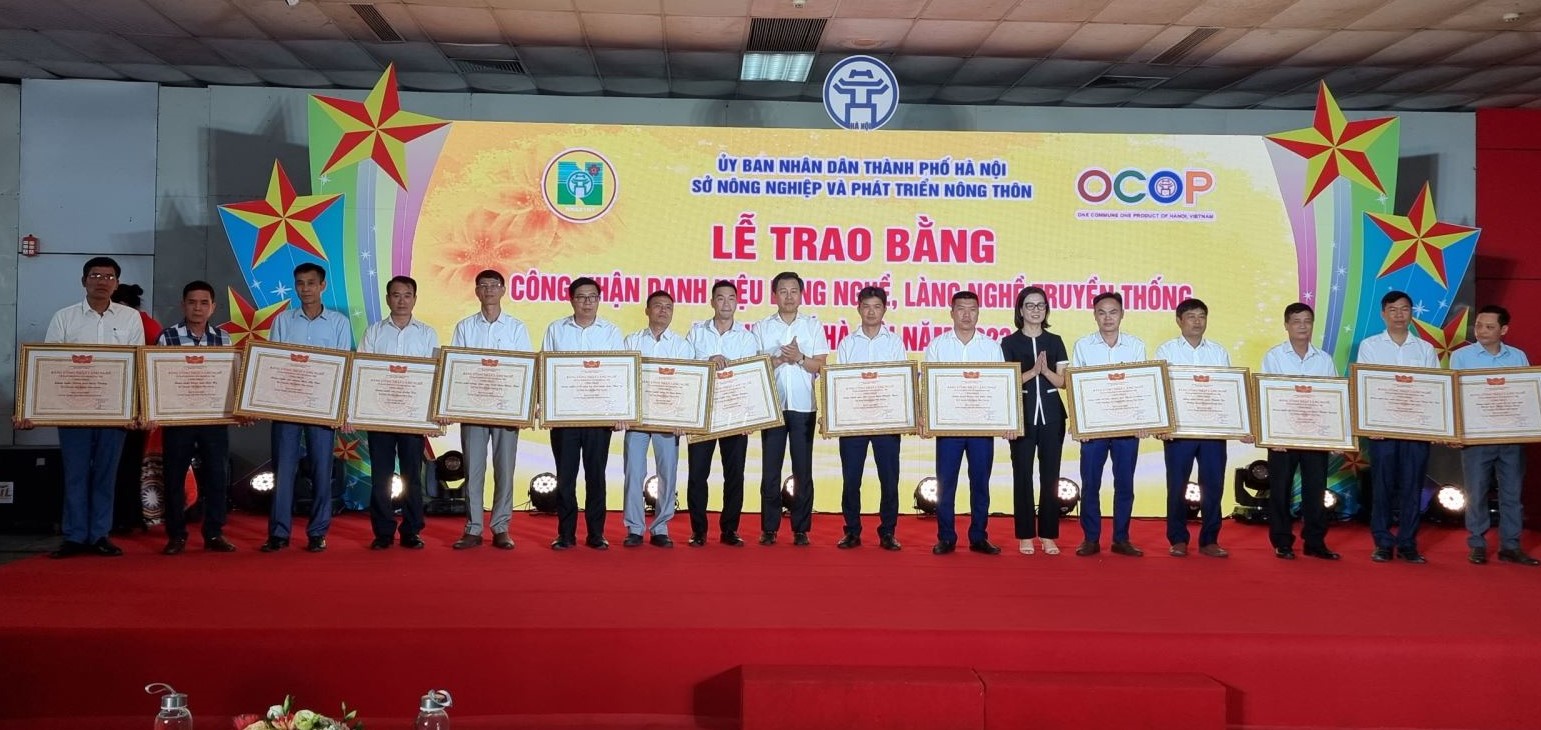 Trao bằng công nhận danh hiệu làng nghề, sản phẩm OCOP thành phố 