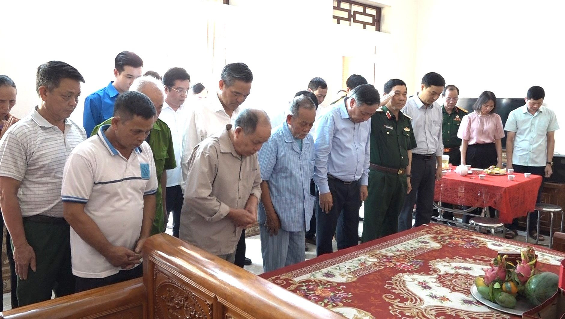  Phó Bí thư Thành ủy Hà Nội Nguyễn Văn Phong thăm, tặng quà gia đình liệt sĩ, chiến sĩ Điện Biên