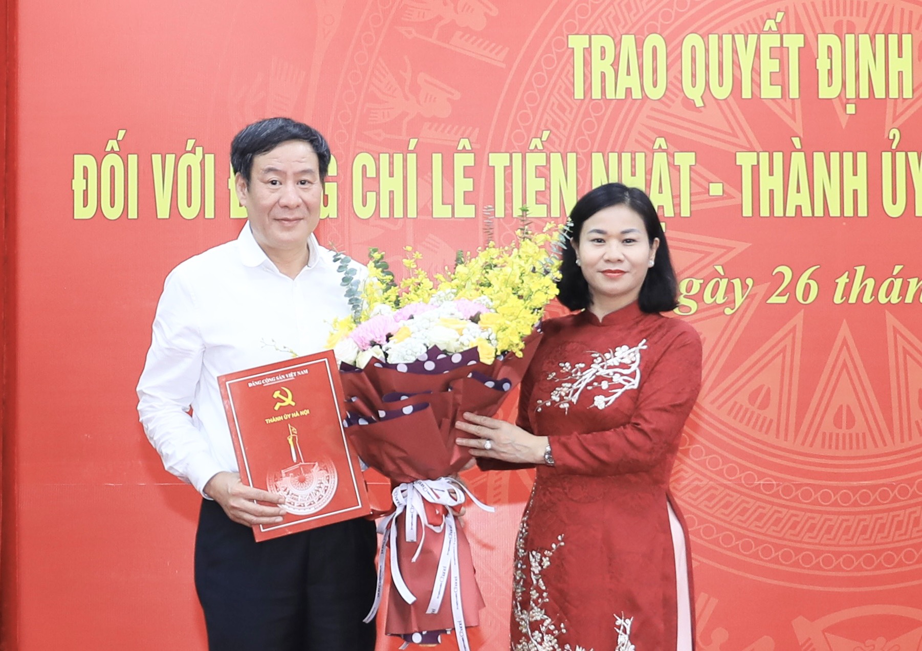 Phó Bí thư Thường trực Thành uỷ Nguyễn Thị Tuyến trao quyết định nghỉ hưu cho đồng chí Lê Tiến Nhật, Bí thư Huyện ủy Thanh Trì