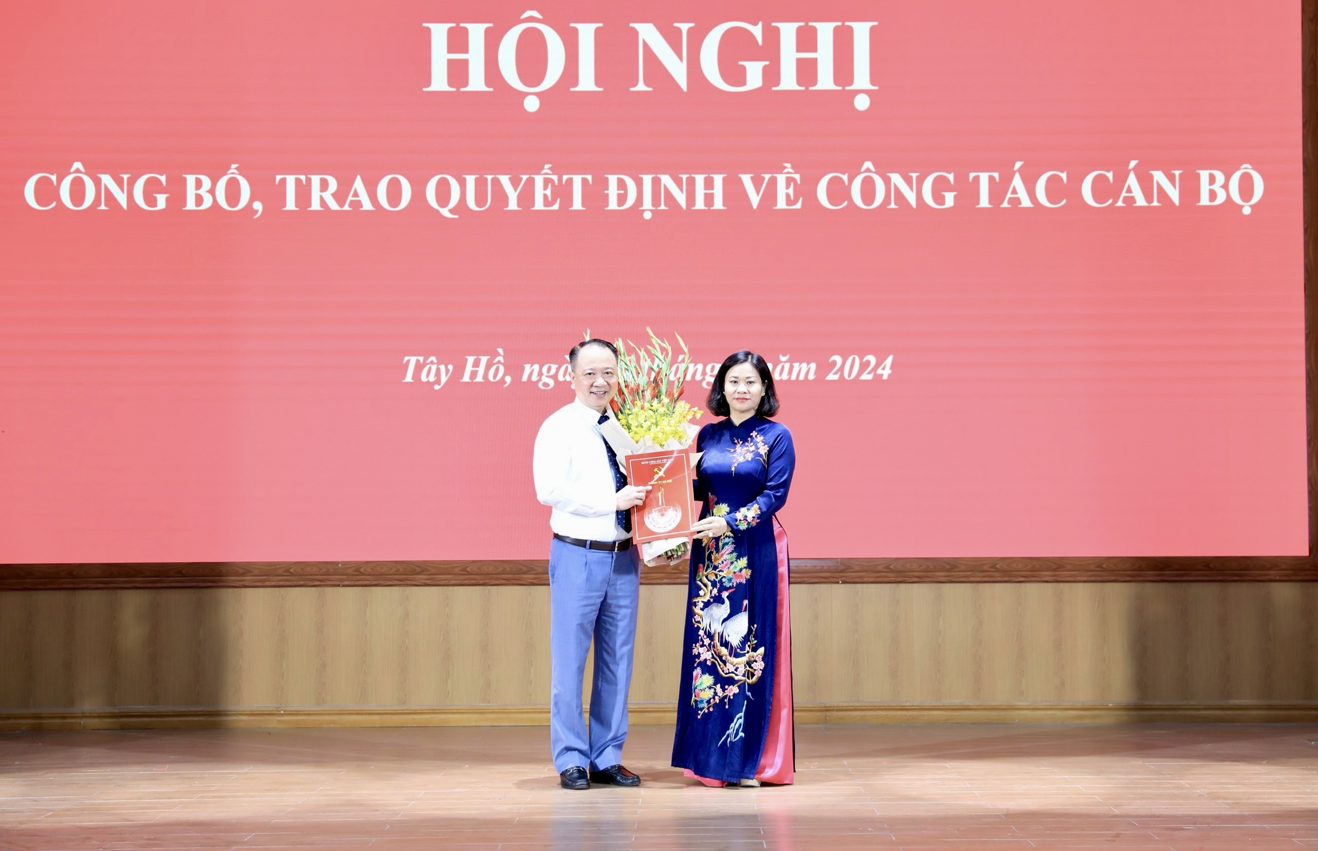 Công bố quyết định về công tác cán bộ của Ban Thường vụ Thành ủy tại quận Tây Hồ