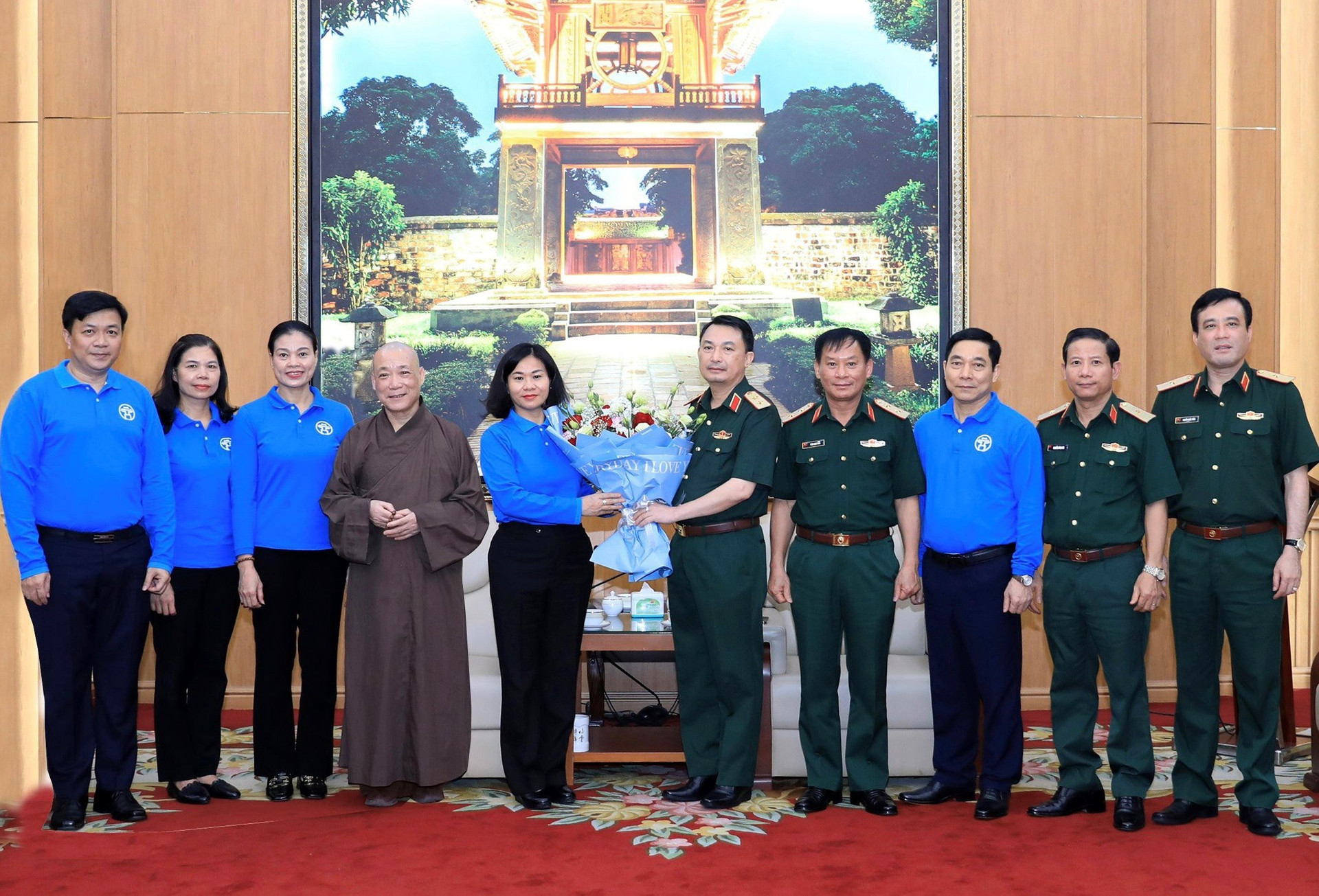 Phó Bí thư Thường trực Thành ủy Nguyễn Thị Tuyến dẫn đầu Đoàn công tác thăm, động viên cán bộ, chiến sỹ và nhân dân huyện đảo Trường Sa