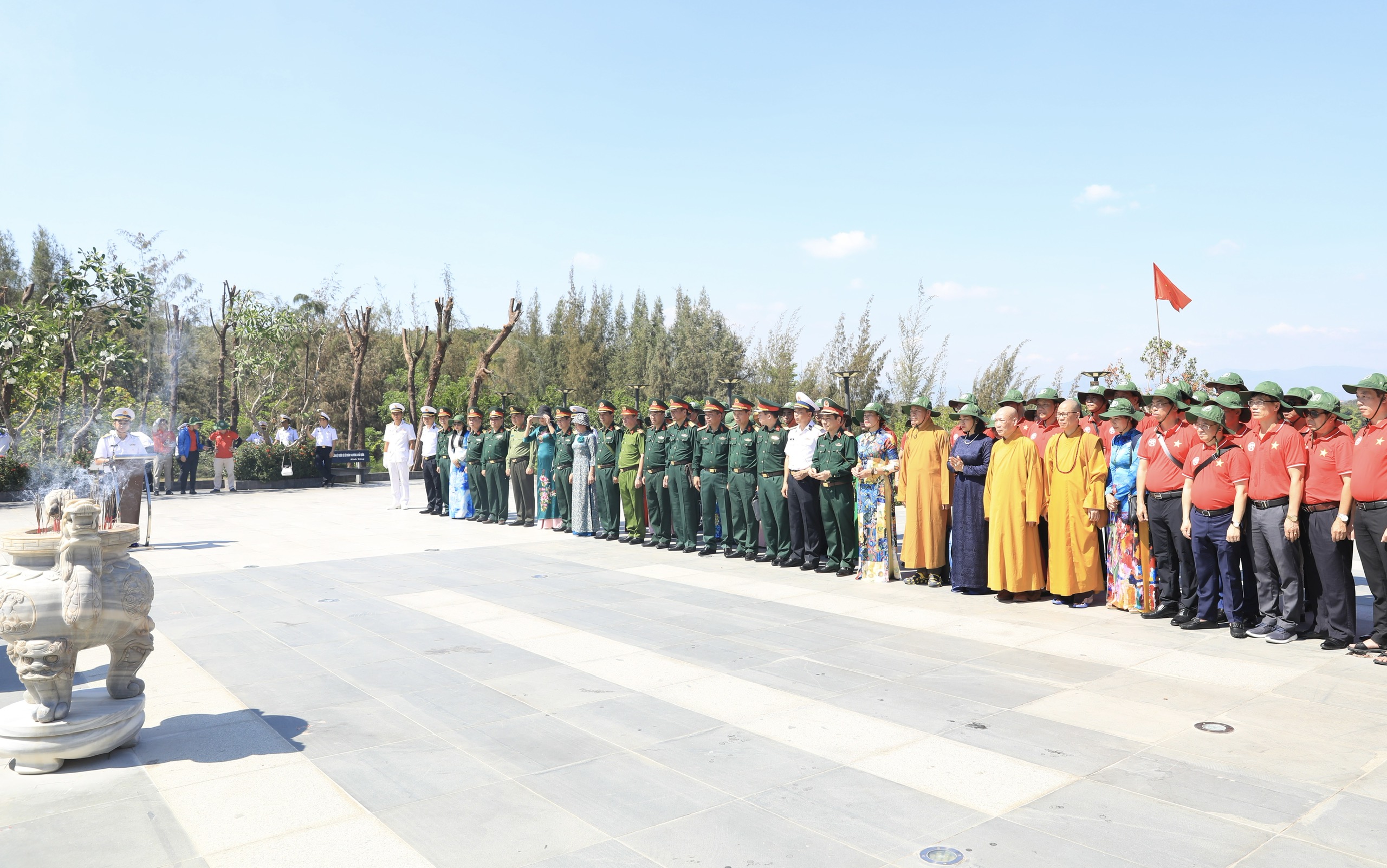 Phó Bí thư Thường trực Thành ủy Nguyễn Thị Tuyến dâng hương tưởng niệm các anh hùng, liệt sỹ tại Cam Ranh
