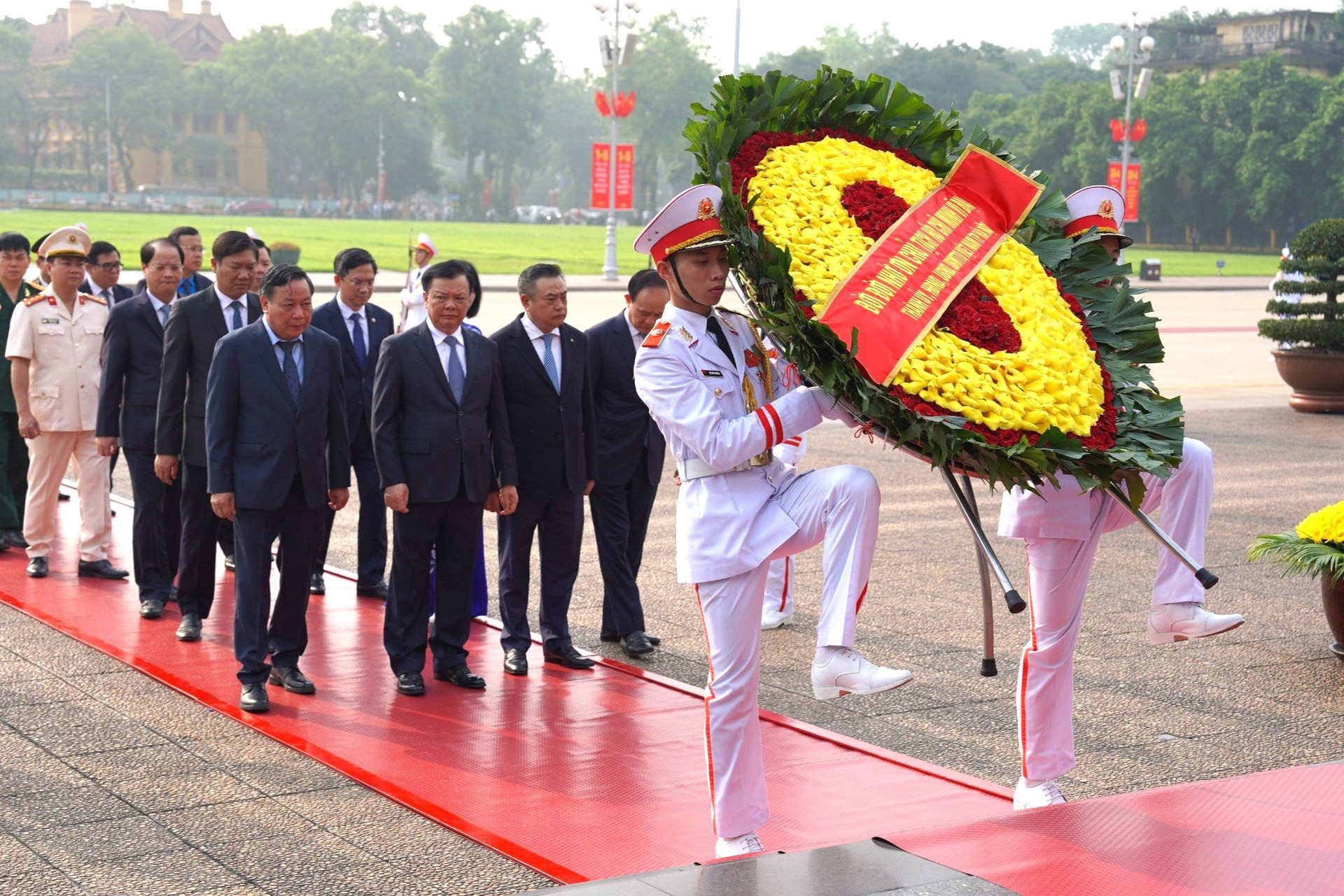 Lãnh đạo thành phố Hà Nội vào Lăng viếng Chủ tịch Hồ Chí Minh