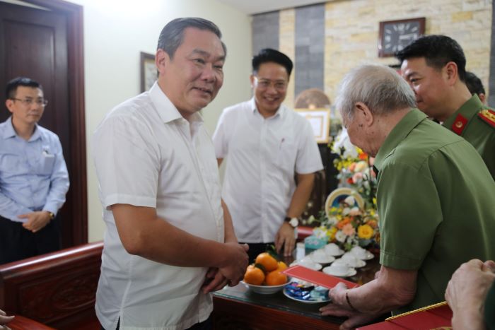 Đậm nghĩa tình tri ân, tặng quà thân nhân liệt sĩ và chiến sĩ trực tiếp tham gia chiến dịch Điện Biên Phủ