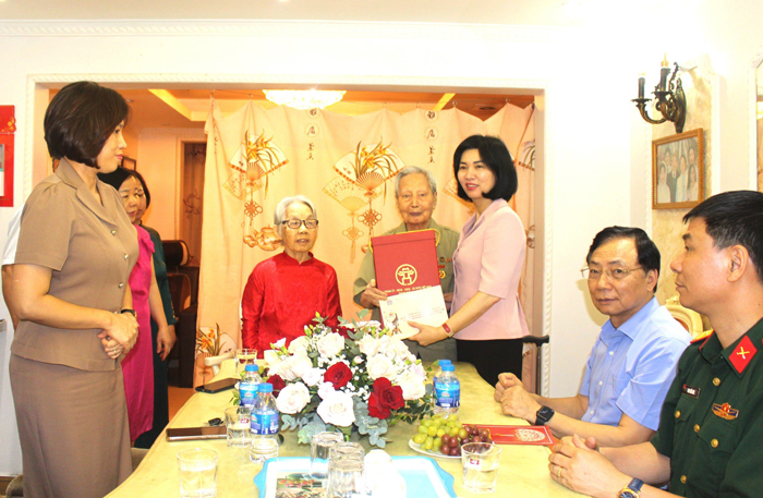 Luôn ghi nhớ và trân trọng những đóng góp của các anh hùng, liệt sĩ, những cá nhân tiêu biểu trong sự nghiệp giải phóng dân tộc 