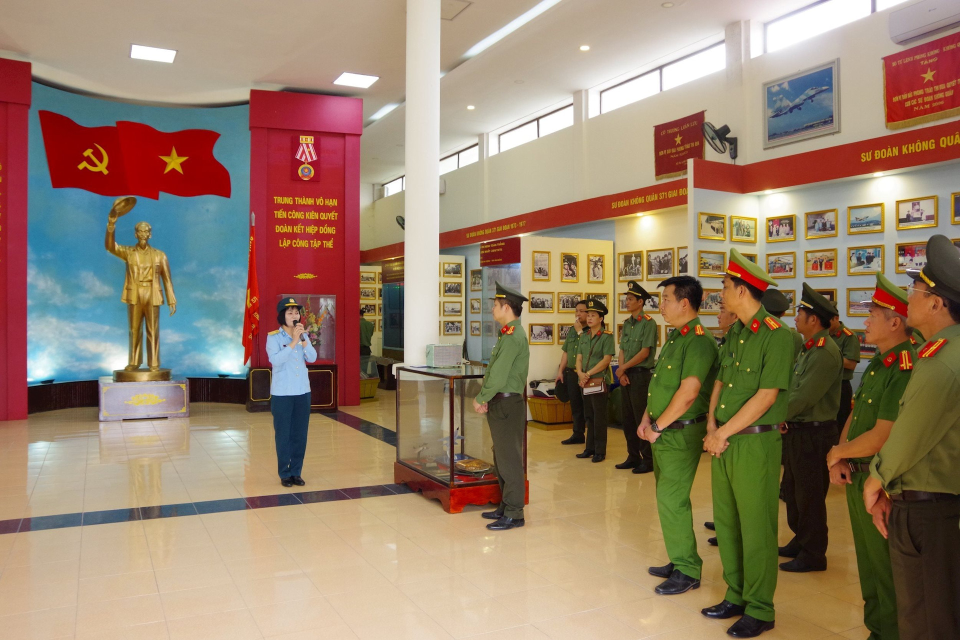 Học tập, trao đổi thực tế tại Sư đoàn Không quân 371