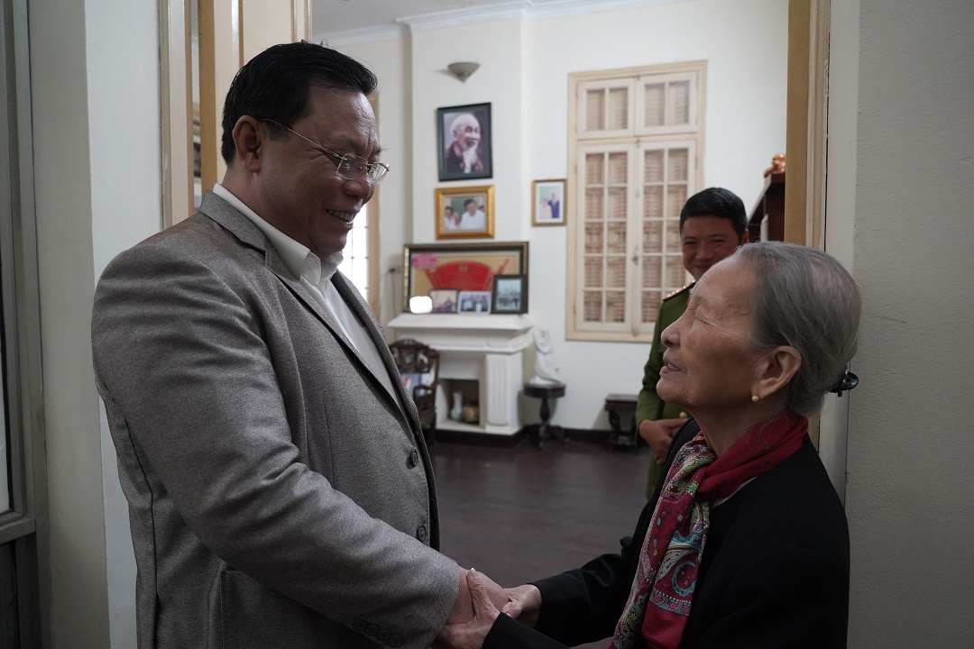 Giám đốc Công an thành phố Hà Nội thăm, chúc Tết gia đình đồng chí Phạm Tâm Long