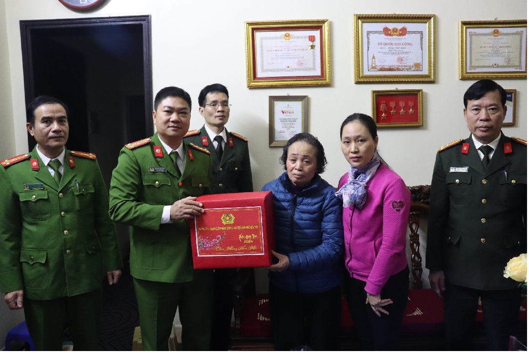 Phó Giám đốc Công an thành phố thăm và chúc Tết các gia đình liệt sỹ