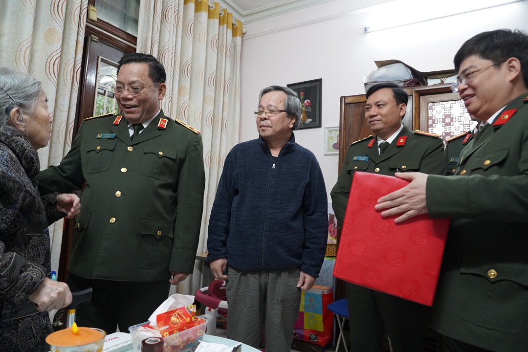 Giám đốc Công an thành phố thăm, chúc Tết nguyên lãnh đạo