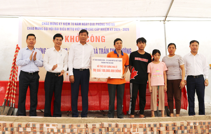 Trao kinh phí hỗ trợ xây dựng và sửa chữa nhà ở cho hộ nghèo, cận nghèo huyện Quốc Oai