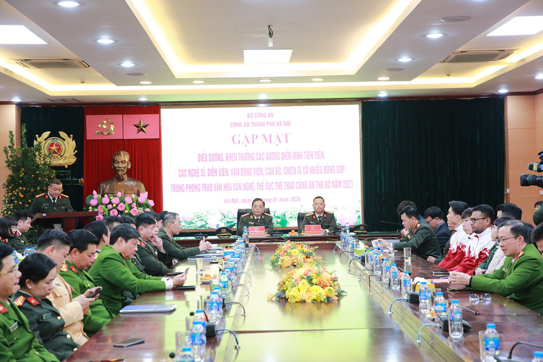 Các gương điển hình tiên tiến góp phần quan trọng trong công tác xây dựng lực lượng Công an Thủ đô trong sạch, vững mạnh