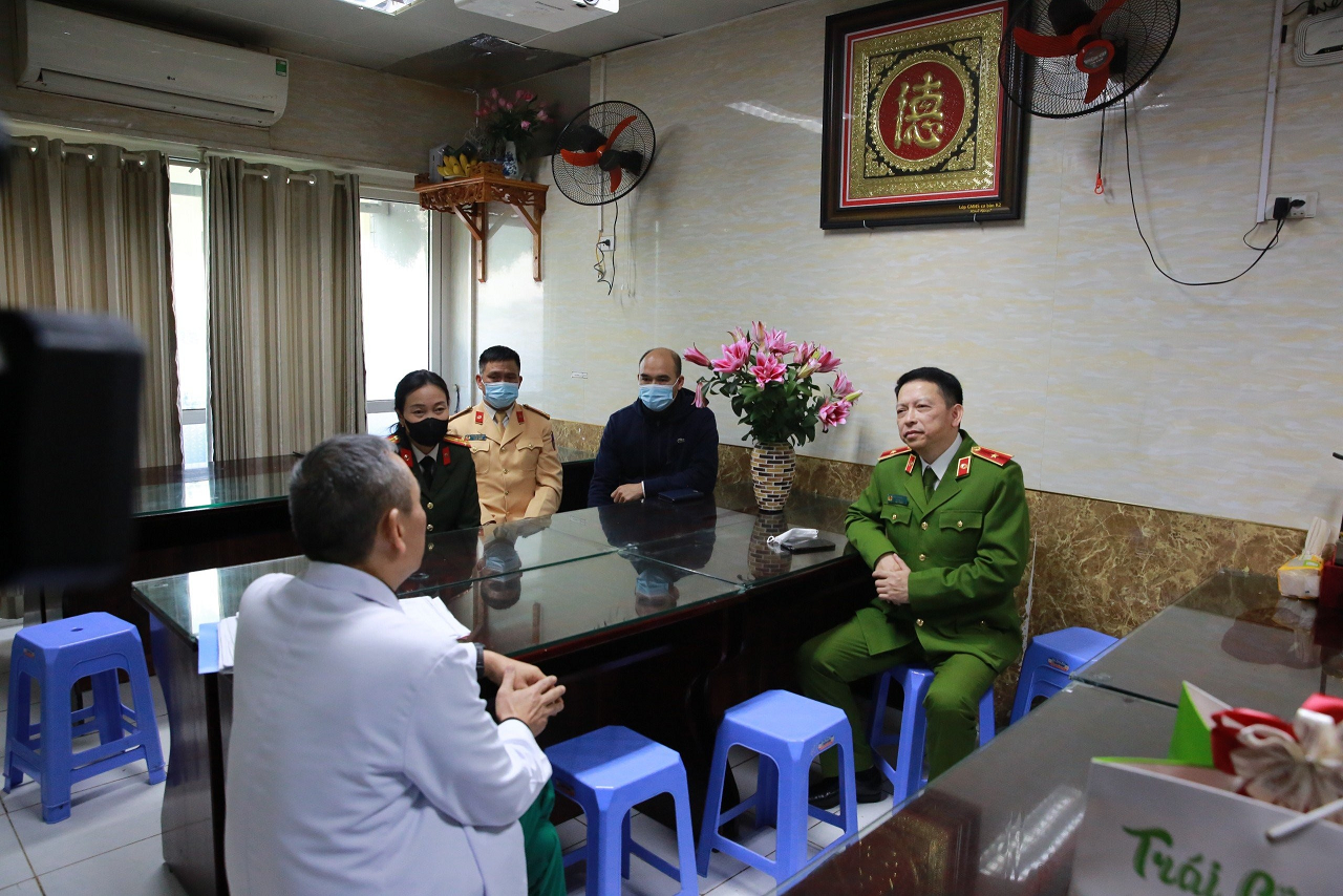 Trao Quỹ phòng, chống tội phạm trợ cấp chiến sỹ công an bị thương khi làm nhiệm vụ