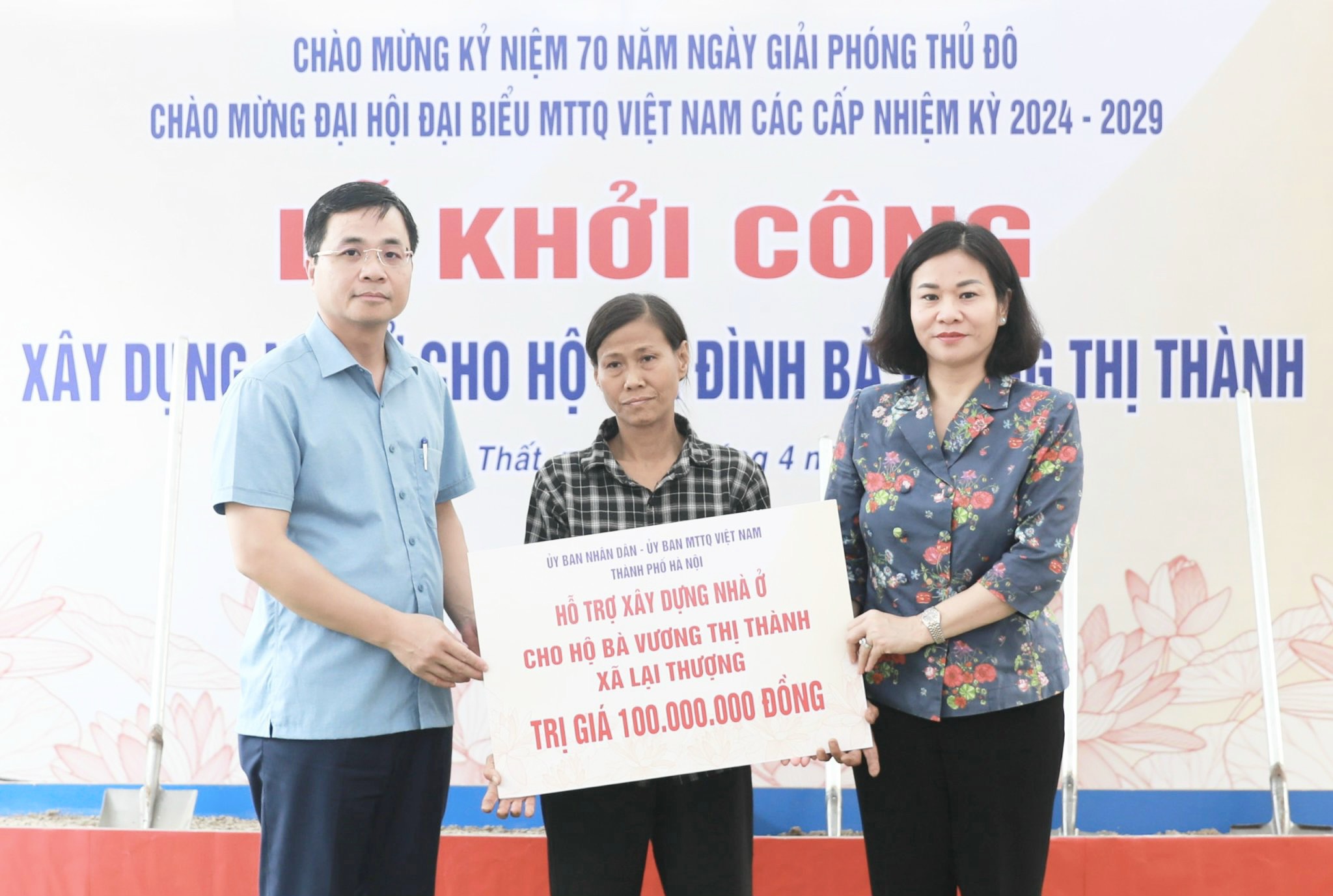 Hỗ trợ xây nhà và tặng quà cho các hộ nghèo, cận nghèo tại 10 xã, thị trấn huyện Thạch Thất