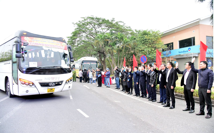 Tổ chức các chuyến xe đón công nhân trở lại làm việc sau nghỉ Tết