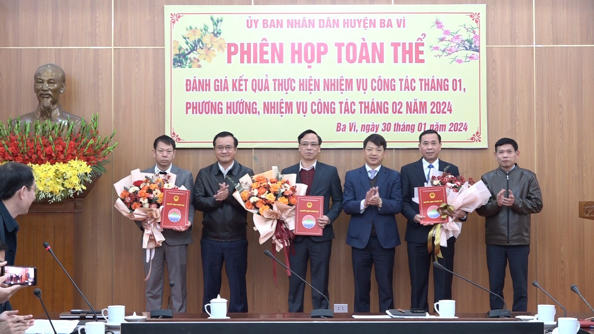 Huyện Ba Vì: Trao quyết định điều động, bổ nhiệm cán bộ lãnh đạo quản lý các cơ quan, đơn vị