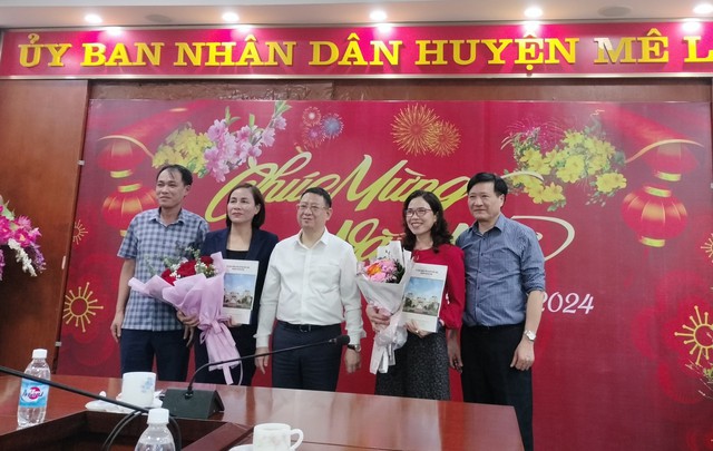 Trao quyết định bổ nhiệm cán bộ quản lý các trường học