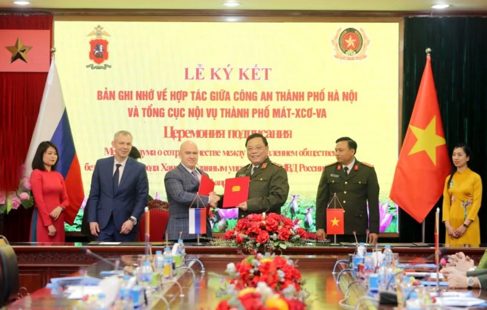 Lễ ký kết Bản ghi nhớ hợp tác giữa Công an thành phố Hà Nội (Việt Nam) với Tổng cục Nội vụ thành phố Moskva (Nga)